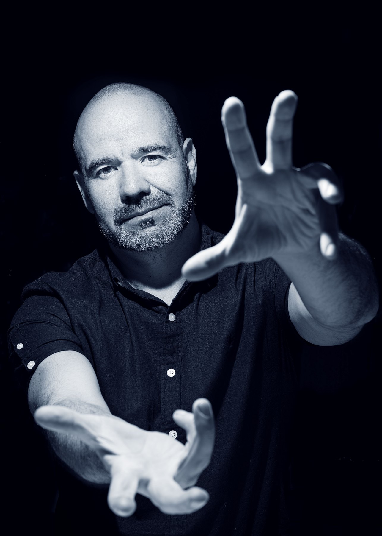 Retrato en blanco y negro del artista Giovanni Zitro